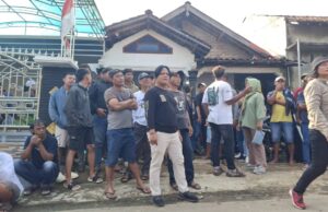 ALIANSI MASYARAKAT DAN WARGA PEKERJA PRO TAMBANG GUNUNG MRICO MELAKUKAN AKSI DAMAi DI PENDOPO KABUPATEN JEPARA