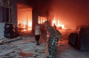 Jepara Kebakaran di Perusahaan PT Chengqi Indonesia diduga disebabkan oleh barang jadi berupa busa yang tersambar petir.