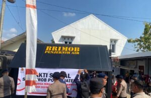 Peduli Kebutuhan Warga Masyarakat Desa Tambakmulyo Brimob Polda Jateng Bekerja Sama Brimob Pati Distribusikan Air Bersih