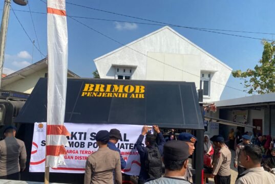 Peduli Kebutuhan Warga Masyarakat Desa Tambakmulyo Brimob Polda Jateng Bekerja Sama Brimob Pati Distribusikan Air Bersih